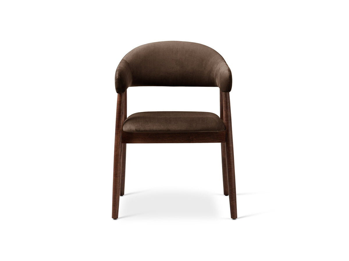 Foto vom Adra Samtstuhl in Mandel beige mit weichem Samtbezug, gepolsterter Sitzfläche und Beinen aus Nussbaum-Holz.