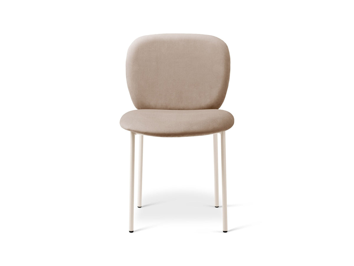 Produktfoto des Caroline Stuhls von Micadoni in Mandel Beige mit Samtstoff-Bezug, gepolsterter Rückenlehne und schlanken Stahlbeinen.