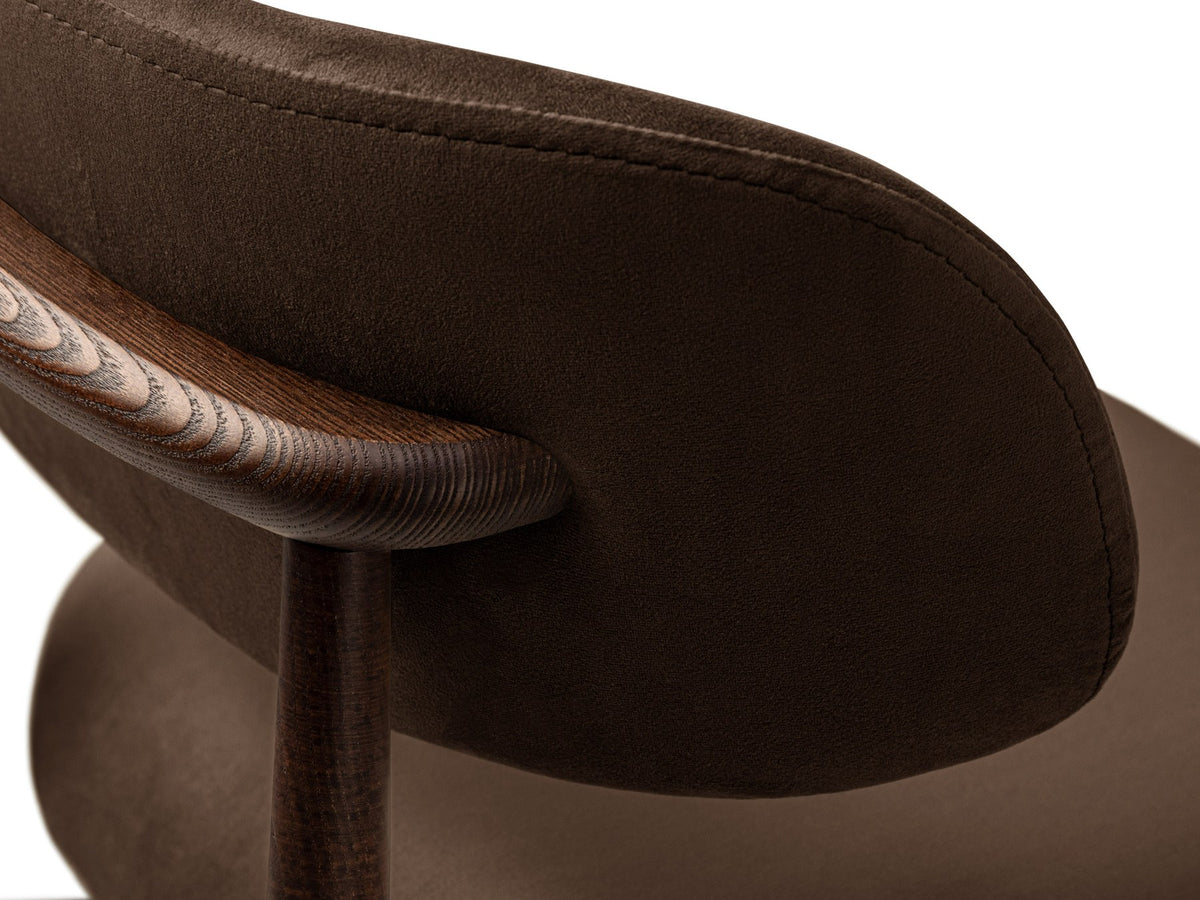 Beige gepolsterter Stuhl mit dick strukturiertem Bouclé-Stoff, gerader Rückenlehne und vier Beinen aus Nussbaumholz, Frontalansicht.