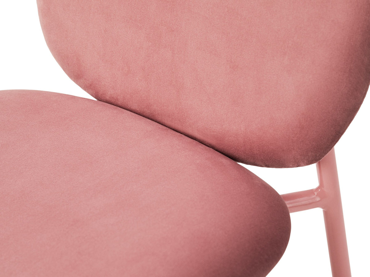 Rosa Samtstuhl Caroline von Micadoni mit schlanken Stahlbeinen im Flamingo-Design, gepolsterter Sitzfläche und hoher Rückenlehne.