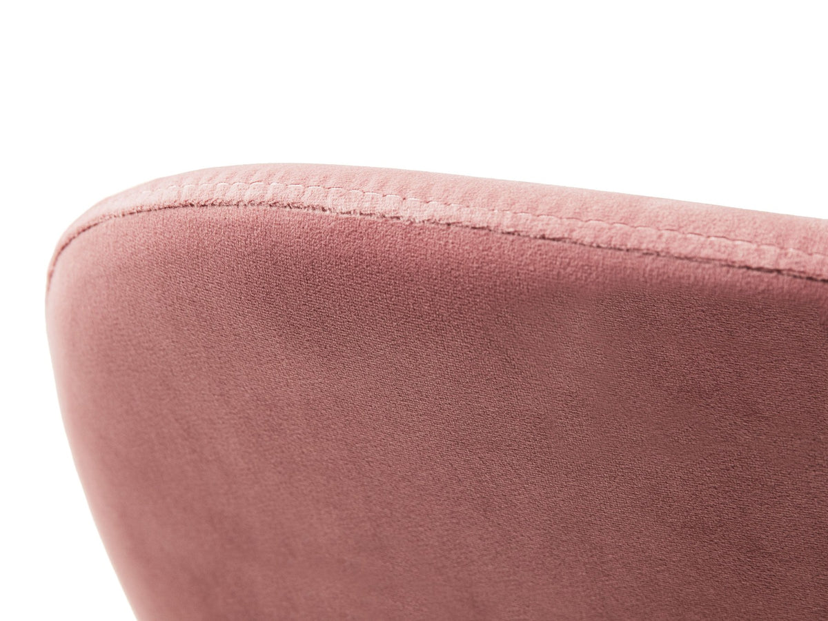 Rosa Samtstuhl Caroline von Micadoni mit schlanken Stahlbeinen im Flamingo-Design, gepolsterter Sitzfläche und hoher Rückenlehne.