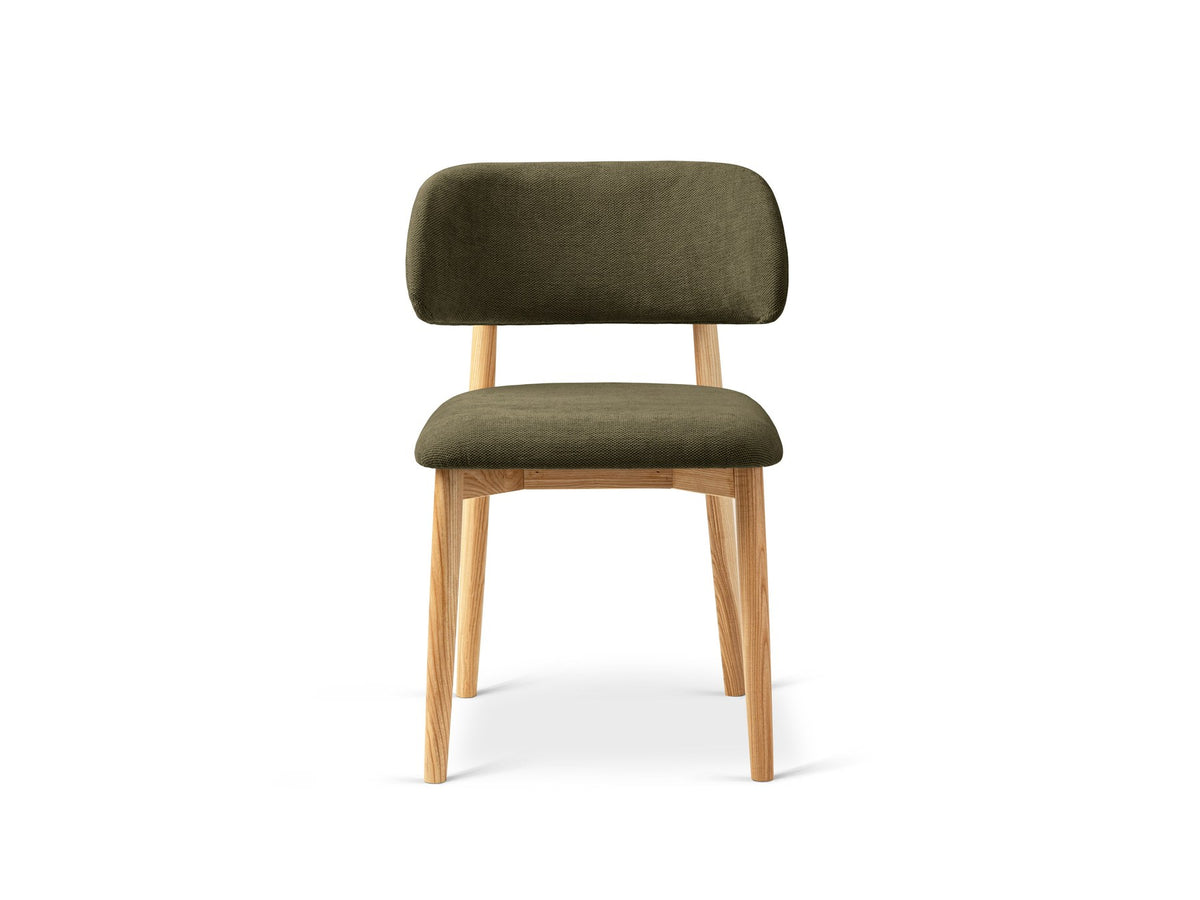 Stuhl Evan von Micadoni in Beige mit strukturiertem Bouclé-Bezug, Sitz- und Rückenpolster sowie Beinen aus natürlichem Buchenholz.