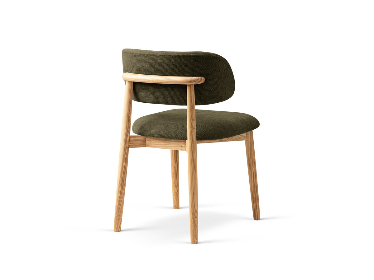 Stuhl Evan von Micadoni in Beige mit strukturiertem Bouclé-Bezug, Sitz- und Rückenpolster sowie Beinen aus natürlichem Buchenholz.