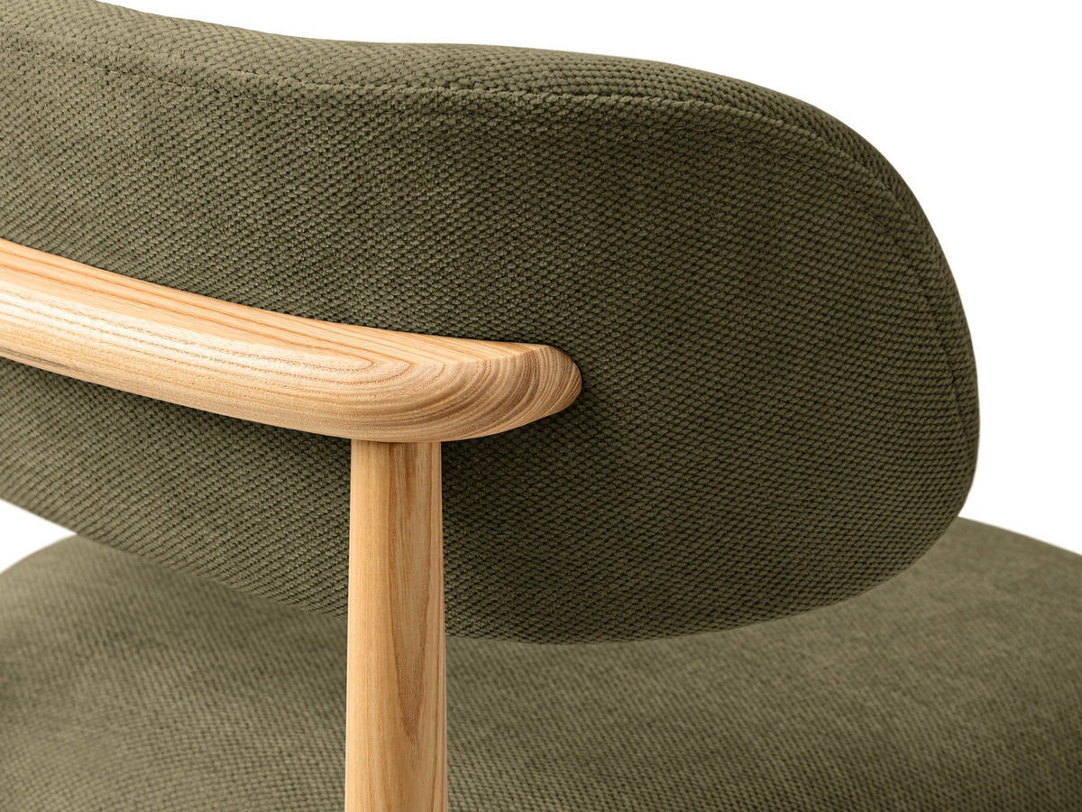 Stuhl Evan von Micadoni in Beige mit strukturiertem Bouclé-Bezug, Sitz- und Rückenpolster sowie Beinen aus natürlichem Buchenholz.
