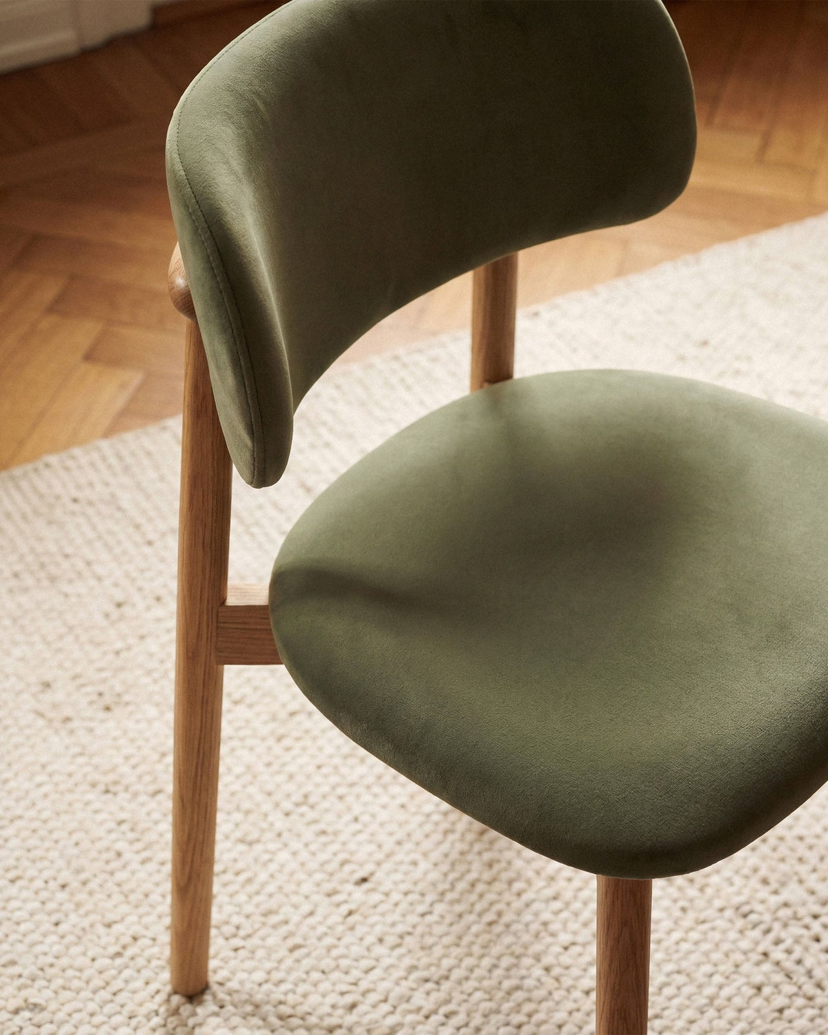 Stuhl Evan von Micadoni in Beige mit strukturiertem Bouclé-Bezug, Sitz- und Rückenpolster sowie Beinen aus natürlichem Buchenholz.
