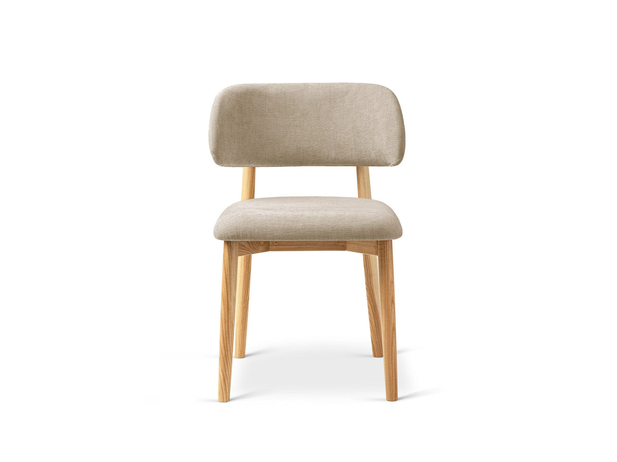 Stuhl Evan von Micadoni in Beige mit strukturiertem Bouclé-Bezug, Sitz- und Rückenpolster sowie Beinen aus natürlichem Buchenholz.