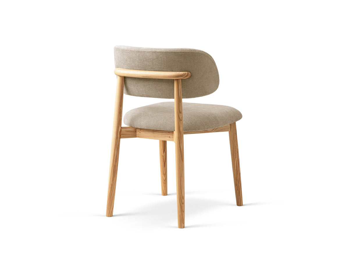 Stuhl Evan von Micadoni in Beige mit strukturiertem Bouclé-Bezug, Sitz- und Rückenpolster sowie Beinen aus natürlichem Buchenholz.