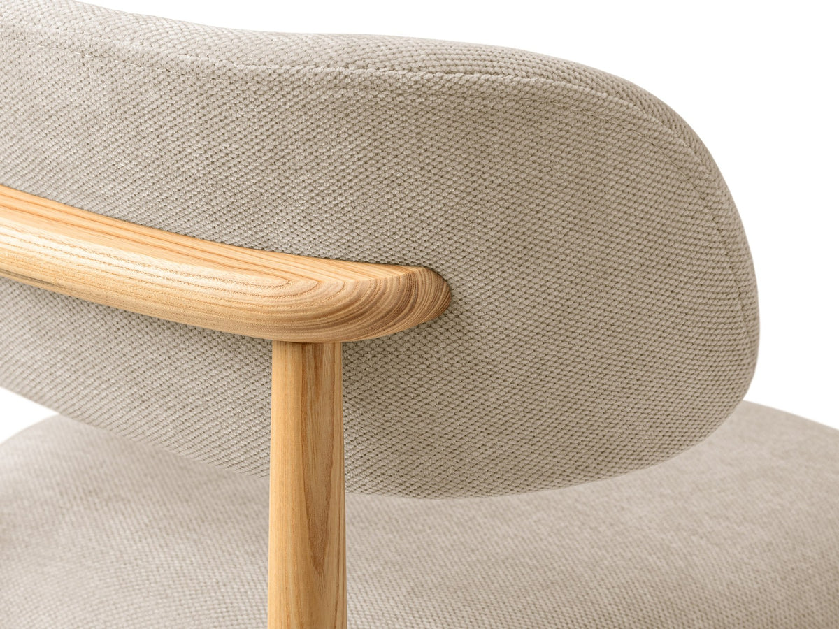 Stuhl Evan von Micadoni in Beige mit strukturiertem Bouclé-Bezug, Sitz- und Rückenpolster sowie Beinen aus natürlichem Buchenholz.