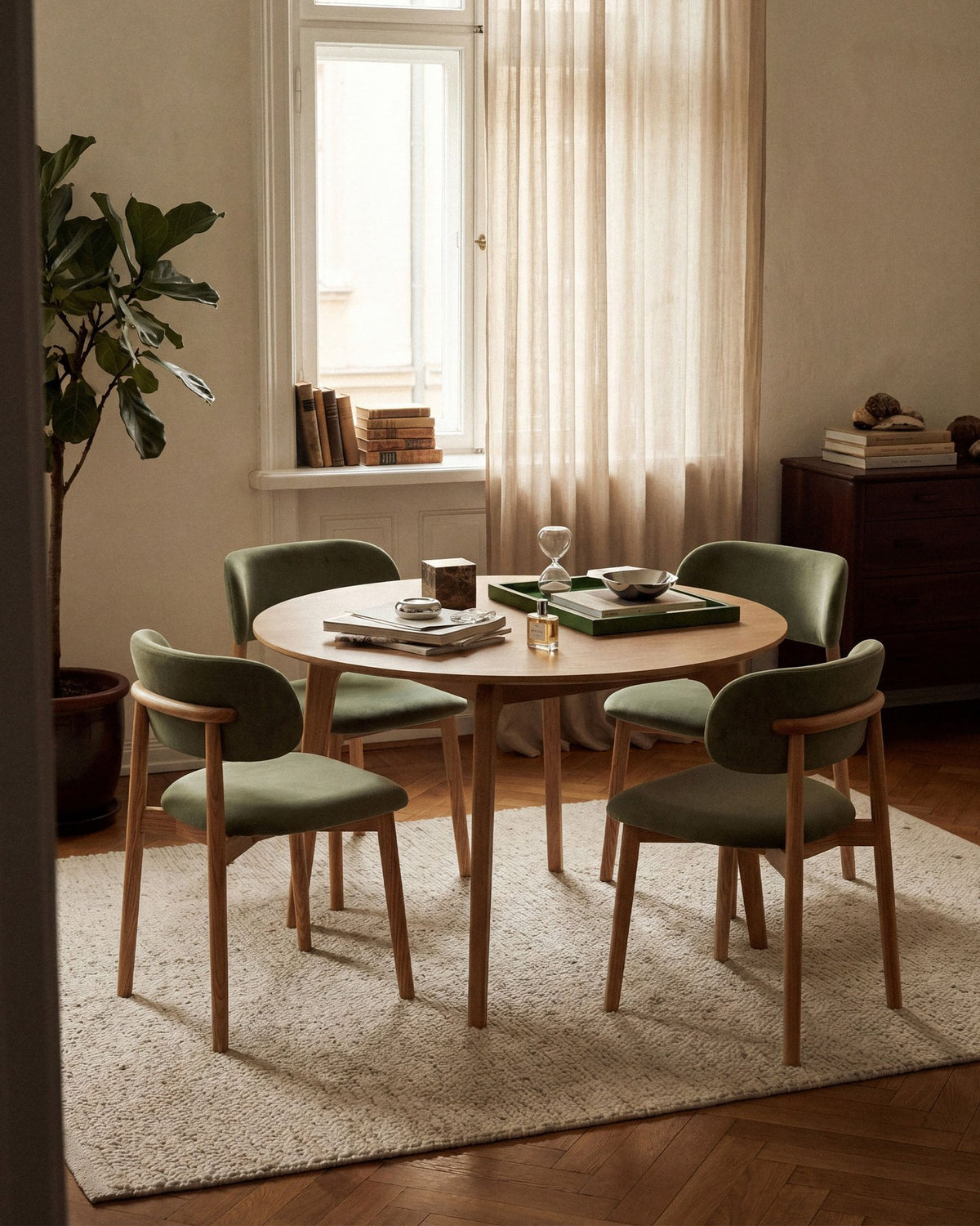 Stuhl Evan von Micadoni in Beige mit strukturiertem Bouclé-Bezug, Sitz- und Rückenpolster sowie Beinen aus natürlichem Buchenholz.