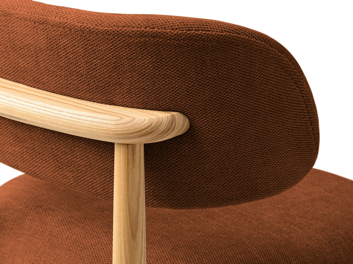 Stuhl Evan von Micadoni in Beige mit strukturiertem Bouclé-Bezug, Sitz- und Rückenpolster sowie Beinen aus natürlichem Buchenholz.