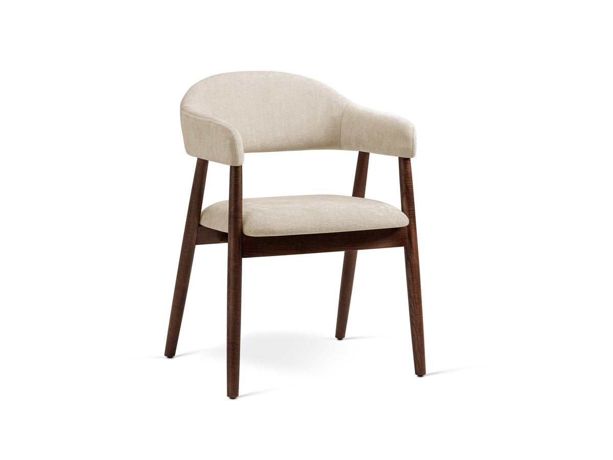 Foto vom Adra Samtstuhl in Mandel beige mit weichem Samtbezug, gepolsterter Sitzfläche und Beinen aus Nussbaum-Holz.