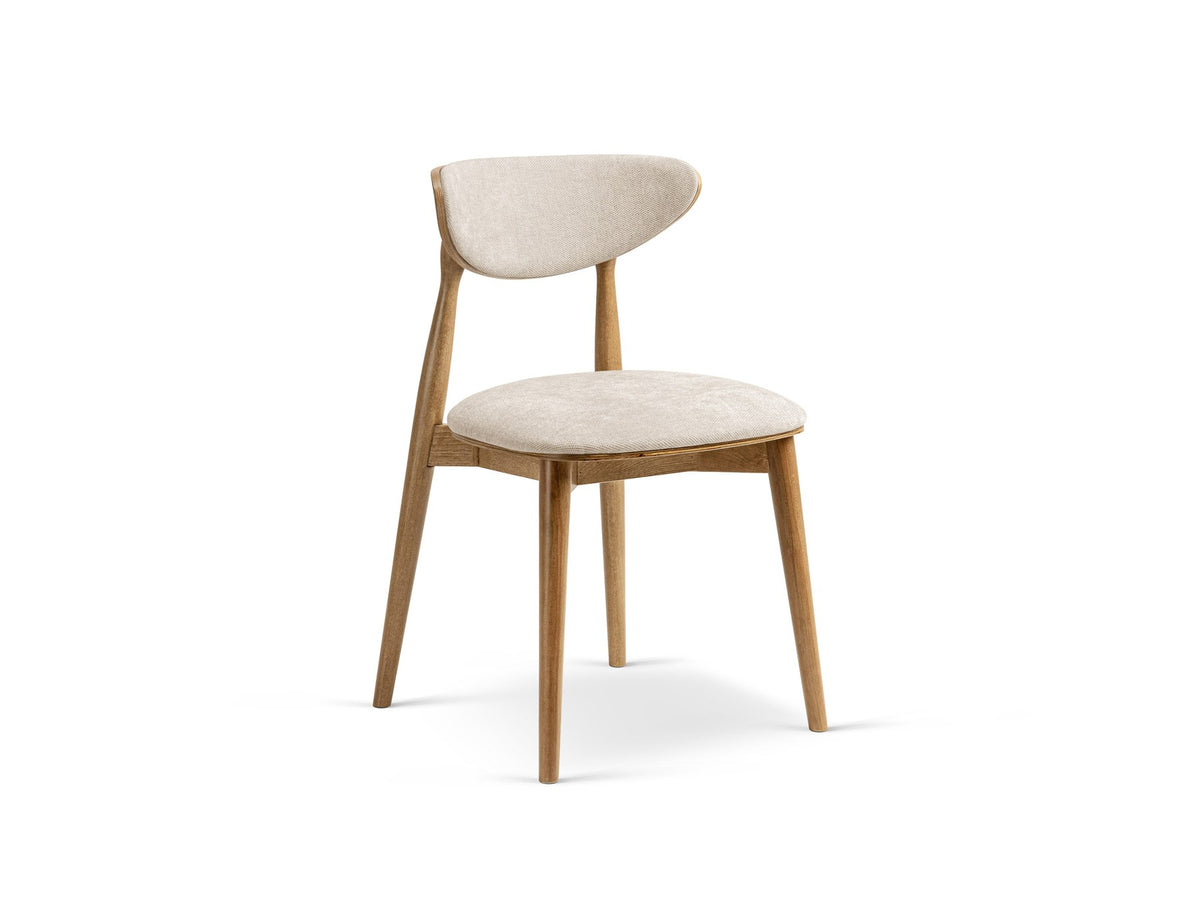 Foto des Rina Stuhls von Micadoni mit samtigem Bezug in Mandel Beige, gepolsterter Rückenlehne und Beinen aus amerikanischem Nussbaum.