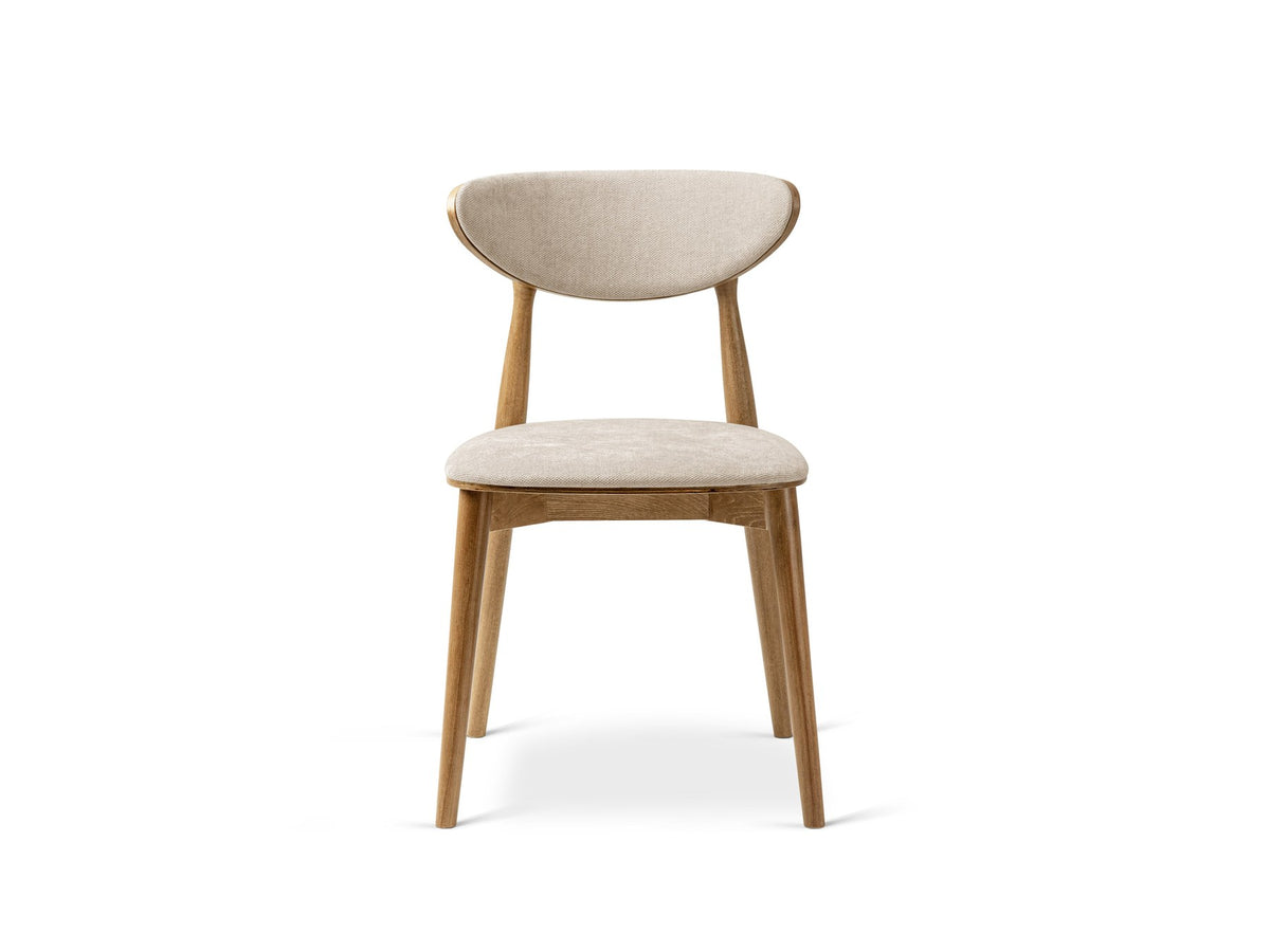 Foto des Rina Stuhls von Micadoni mit samtigem Bezug in Mandel Beige, gepolsterter Rückenlehne und Beinen aus amerikanischem Nussbaum.