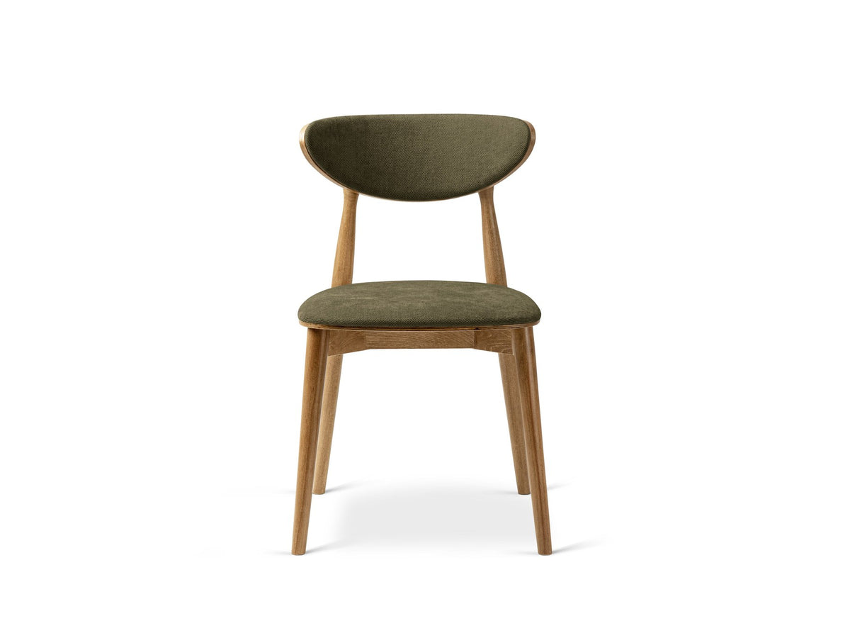 Foto des Rina Stuhls von Micadoni mit samtigem Bezug in Mandel Beige, gepolsterter Rückenlehne und Beinen aus amerikanischem Nussbaum.