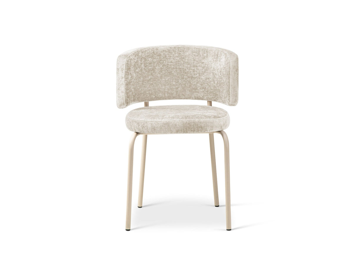 Samtstuhl Dora in Mandel beige mit gepolsterter Rückenlehne, niedriger Rückenlehnenform und Stahlbeinen in Creme, ohne Armlehnen.