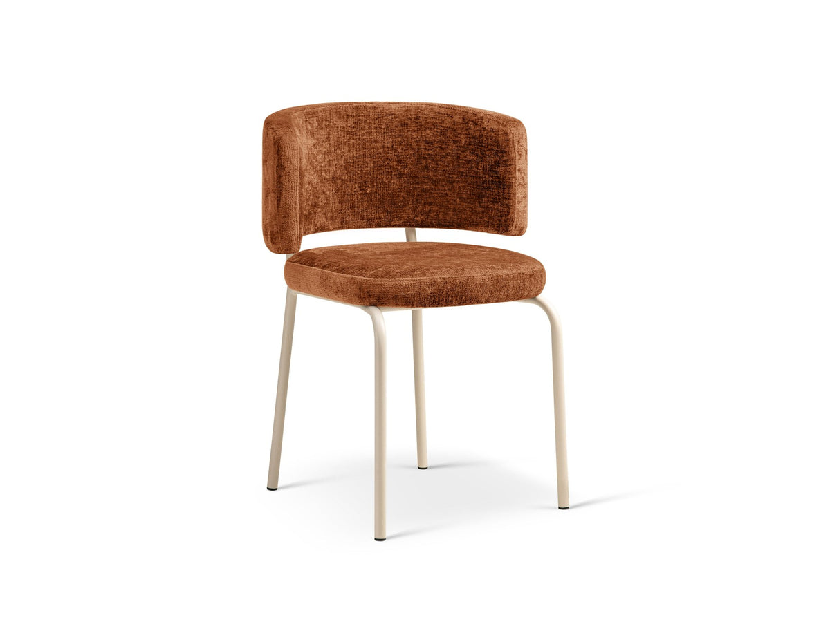 Samtstuhl Dora in Mandel beige mit gepolsterter Rückenlehne, niedriger Rückenlehnenform und Stahlbeinen in Creme, ohne Armlehnen.