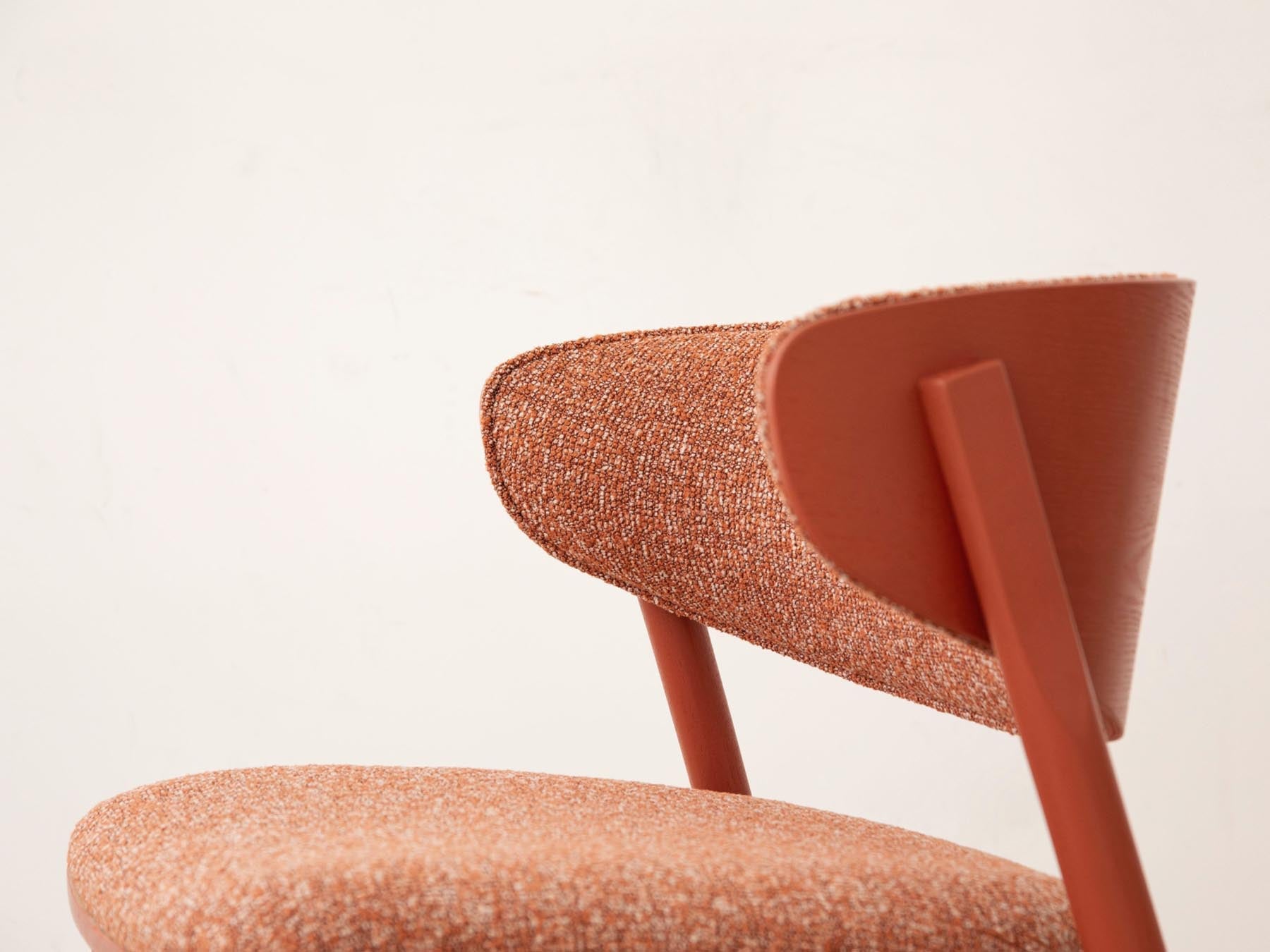 Eleganter Remoli Sessel in lebhaftem Rot von Micadoni, ideal für stilvolle Akzente in jedem modernen Zuhause.