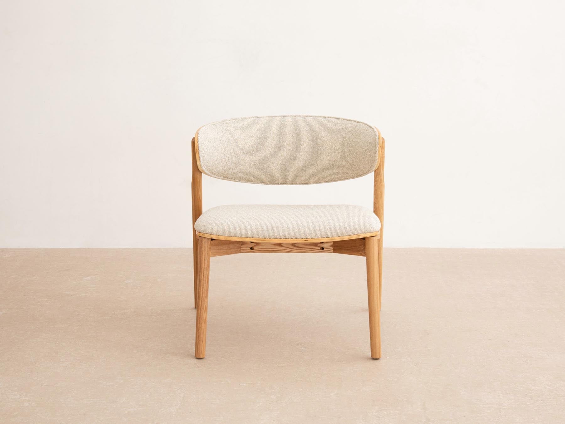 Eleganter Sessel Remoli in sanftem Beige, ideal für stilvolle Wohnräume, präsentiert von Micadoni.