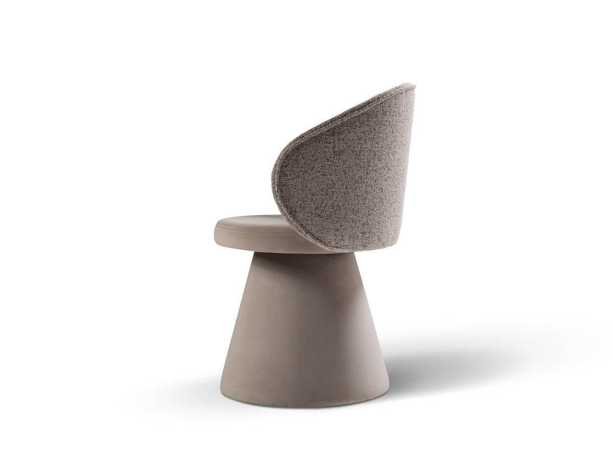 Drehstuhl Inez mit beige meliertem Bezug, Sitzfläche aus Samt, Rückenlehne aus strukturiertem Stoff, Beine aus Samt, geometrische Form.