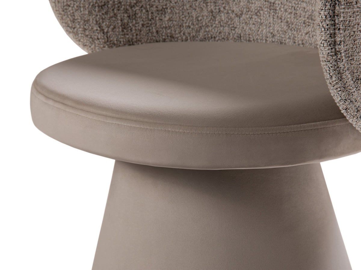 Drehstuhl Inez mit beige meliertem Bezug, Sitzfläche aus Samt, Rückenlehne aus strukturiertem Stoff, Beine aus Samt, geometrische Form.