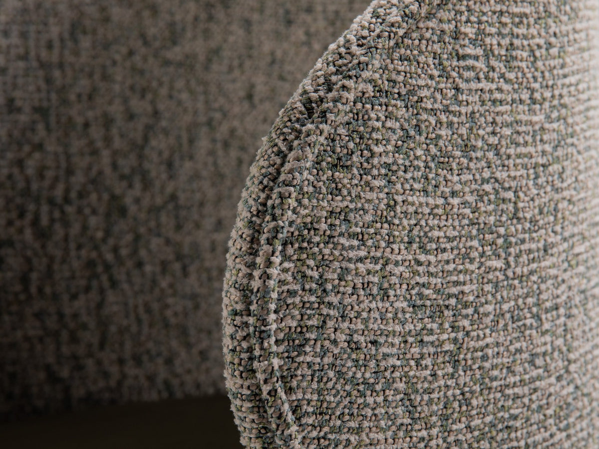 Drehstuhl Inez mit beige meliertem Bezug, Sitzfläche aus Samt, Rückenlehne aus strukturiertem Stoff, Beine aus Samt, geometrische Form.