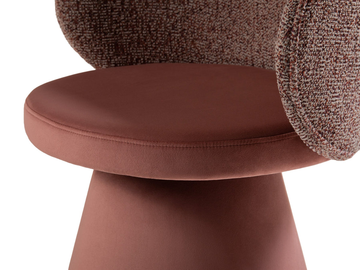 Drehstuhl Inez mit beige meliertem Bezug, Sitzfläche aus Samt, Rückenlehne aus strukturiertem Stoff, Beine aus Samt, geometrische Form.