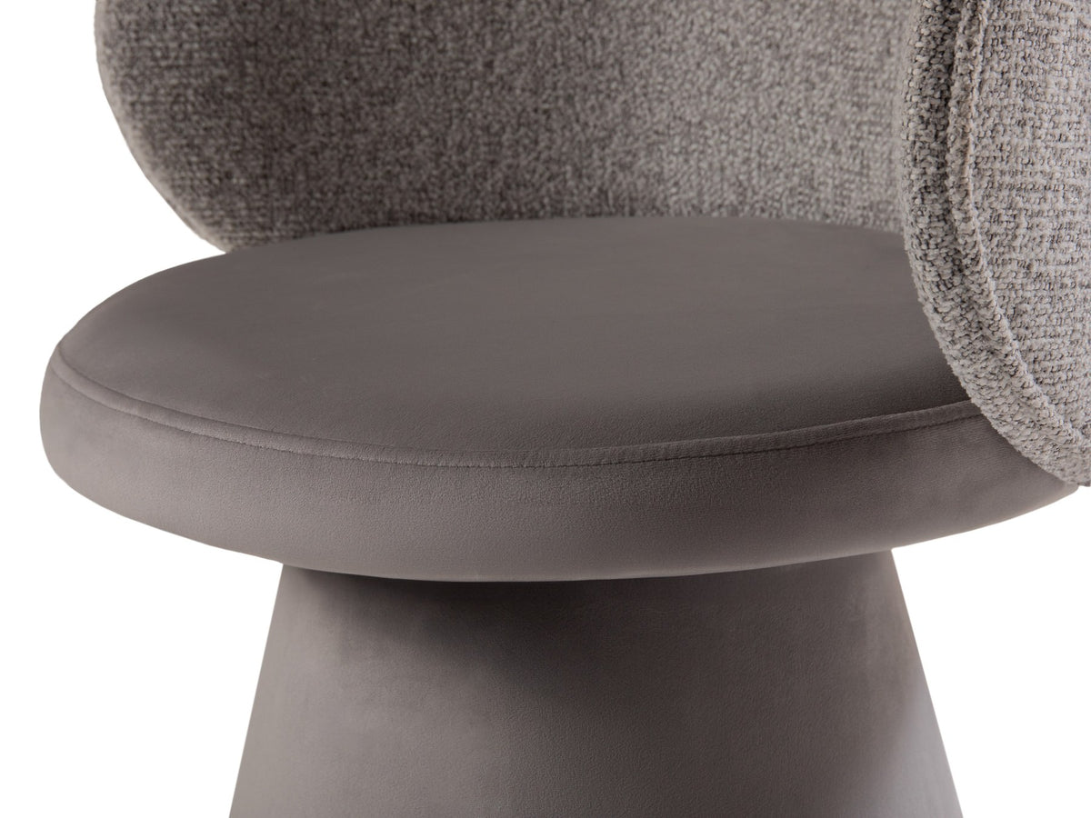 Drehstuhl Inez mit beige meliertem Bezug, Sitzfläche aus Samt, Rückenlehne aus strukturiertem Stoff, Beine aus Samt, geometrische Form.