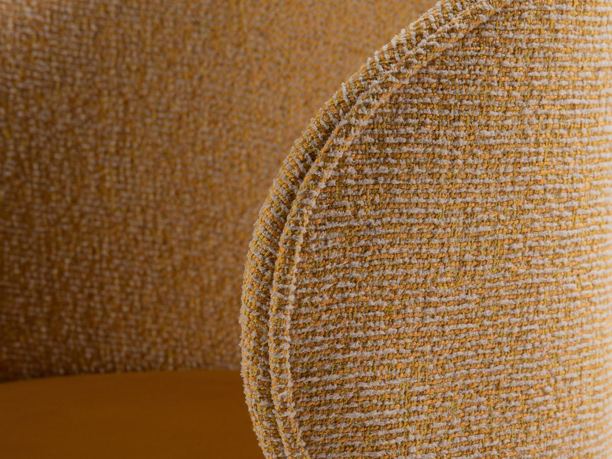 Drehstuhl Inez mit beige meliertem Bezug, Sitzfläche aus Samt, Rückenlehne aus strukturiertem Stoff, Beine aus Samt, geometrische Form.