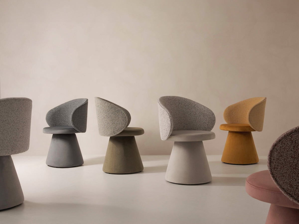 Drehstuhl Inez mit beige meliertem Bezug, Sitzfläche aus Samt, Rückenlehne aus strukturiertem Stoff, Beine aus Samt, geometrische Form.