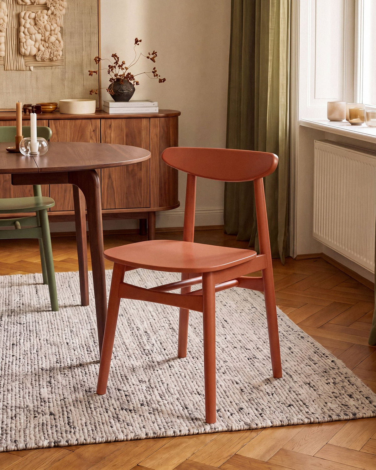 Stuhl Elie von Micadoni in Flamingo mit gepolstertem Sitz, schmaler Rückenlehne und Beinen aus Buchenholz, freistehend fotografiert.