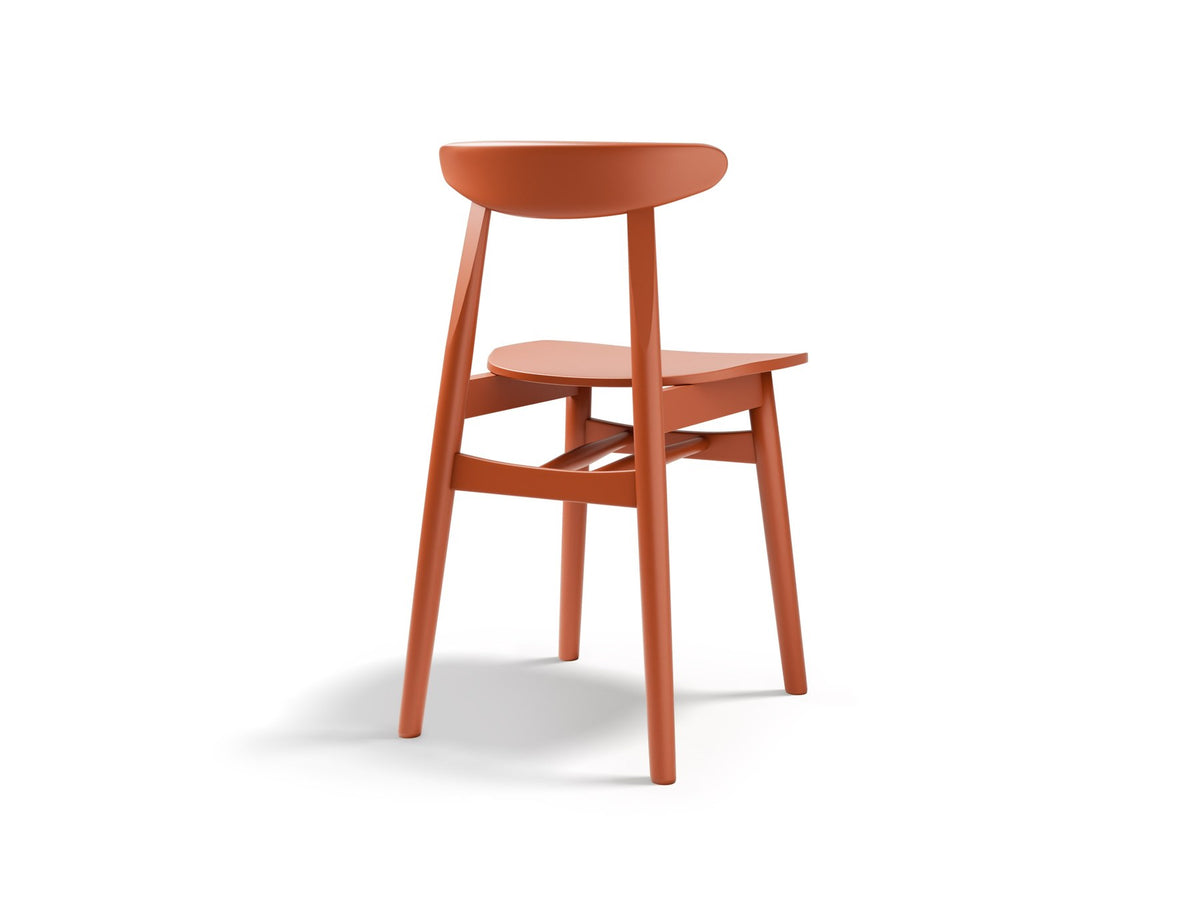 Stuhl Elie von Micadoni in Flamingo mit gepolstertem Sitz, schmaler Rückenlehne und Beinen aus Buchenholz, freistehend fotografiert.