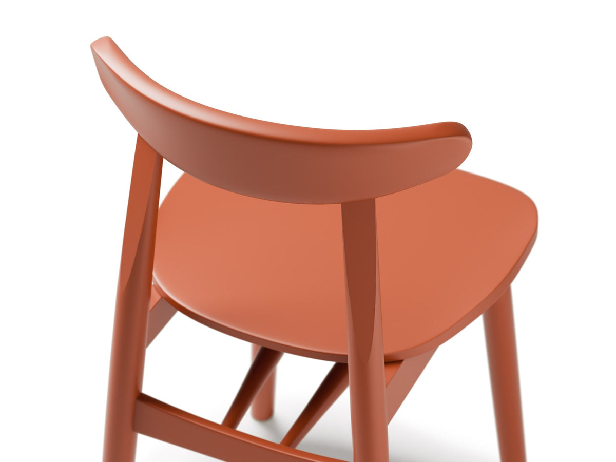 Stuhl Elie von Micadoni in Flamingo mit gepolstertem Sitz, schmaler Rückenlehne und Beinen aus Buchenholz, freistehend fotografiert.