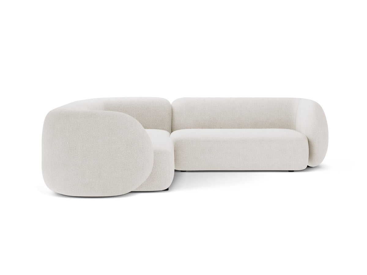 Weisses modulares Ecksofa Kate von Micadoni mit Baloo-Stoffbezug, niedriger Rückenlehne und schwarzen Kunststoffbeinen aus Polypropylen.