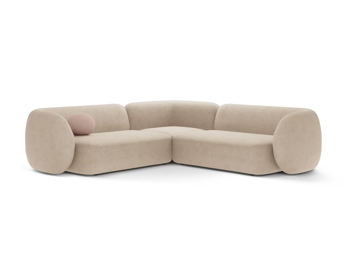 Weisses modulares Ecksofa Kate von Micadoni mit Baloo-Stoffbezug, niedriger Rückenlehne und schwarzen Kunststoffbeinen aus Polypropylen.