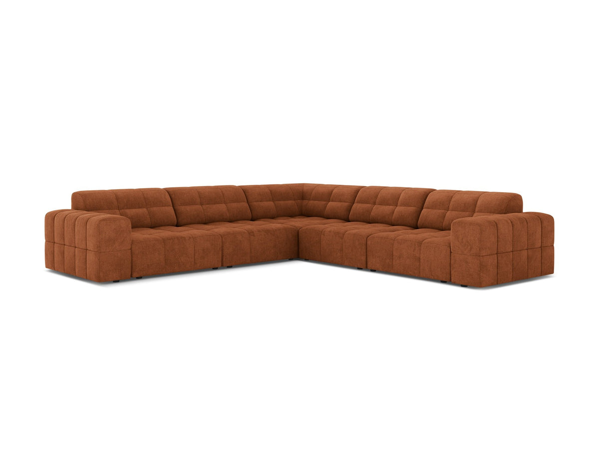 Symmetrisches Ecksofa Jennifer von Micadoni in beige mit Chenille-Bezug, schwarzen Kunststoffbeinen und breiter Sitzfläche.