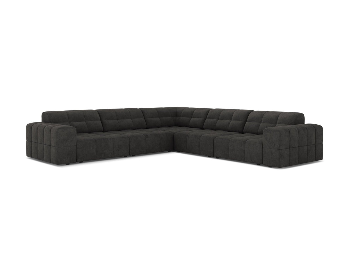 Symmetrisches Ecksofa Jennifer von Micadoni in beige mit Chenille-Bezug, schwarzen Kunststoffbeinen und breiter Sitzfläche.