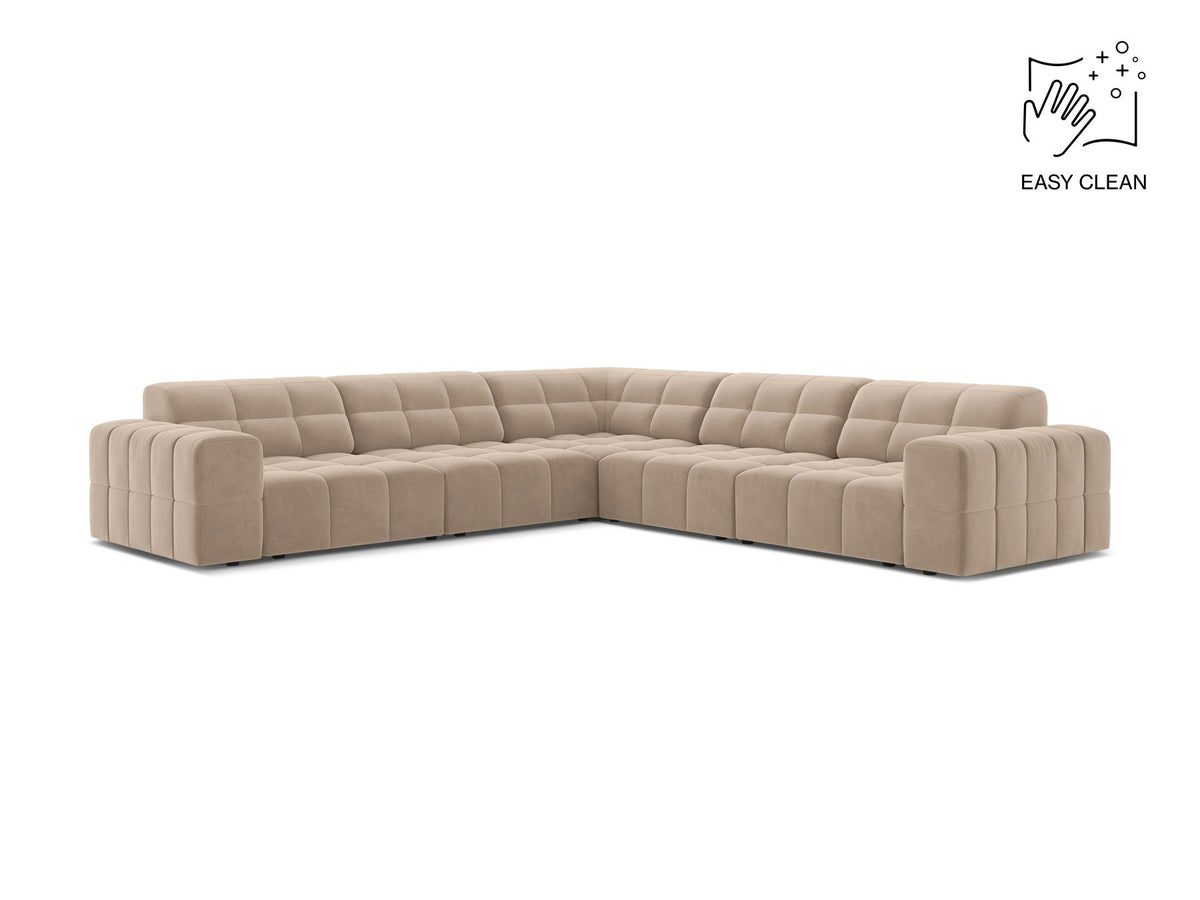 Symmetrisches Ecksofa Jennifer von Micadoni in beige mit Chenille-Bezug, schwarzen Kunststoffbeinen und breiter Sitzfläche.