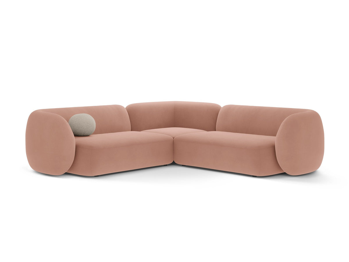 Weisses modulares Ecksofa Kate von Micadoni mit Baloo-Stoffbezug, niedriger Rückenlehne und schwarzen Kunststoffbeinen aus Polypropylen.