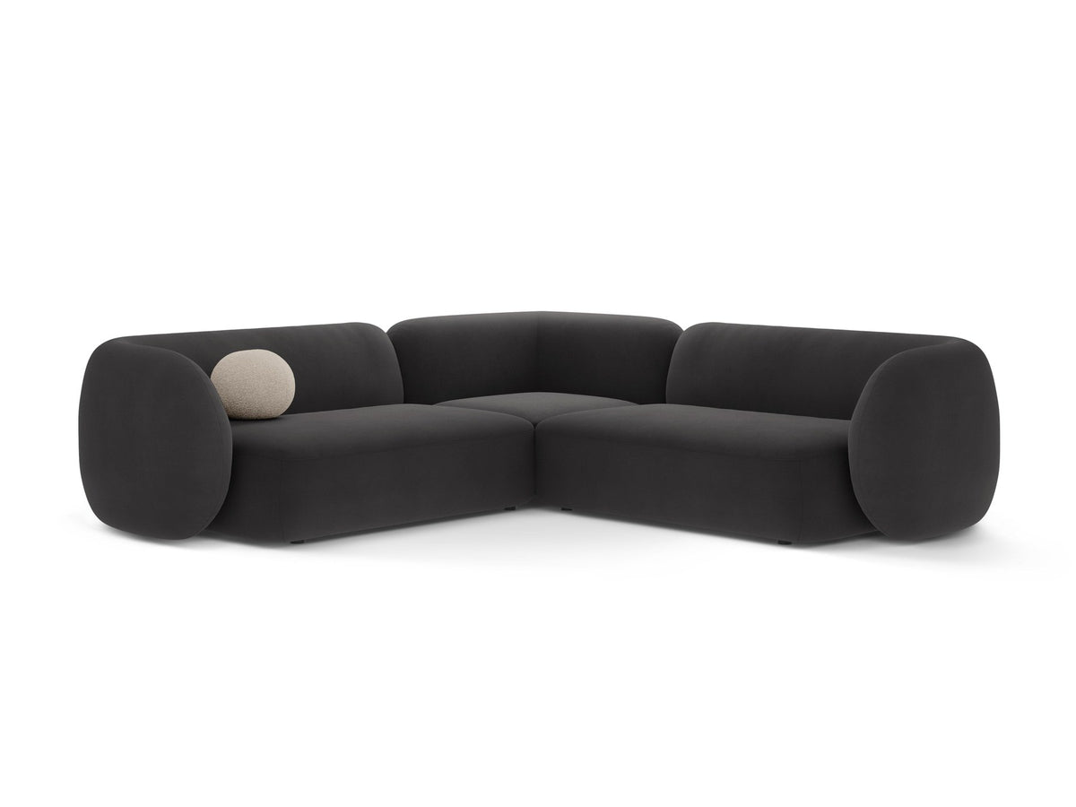 Weisses modulares Ecksofa Kate von Micadoni mit Baloo-Stoffbezug, niedriger Rückenlehne und schwarzen Kunststoffbeinen aus Polypropylen.