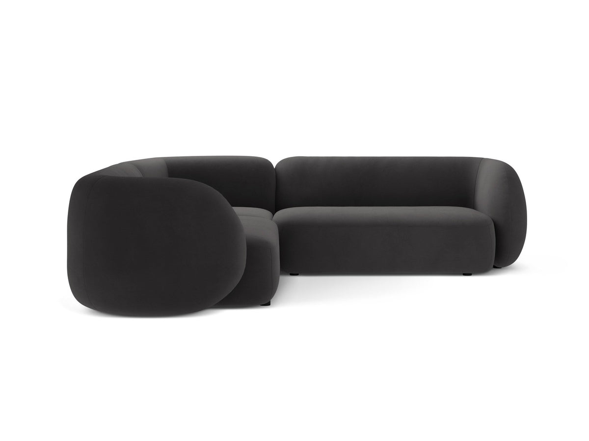 Weisses modulares Ecksofa Kate von Micadoni mit Baloo-Stoffbezug, niedriger Rückenlehne und schwarzen Kunststoffbeinen aus Polypropylen.
