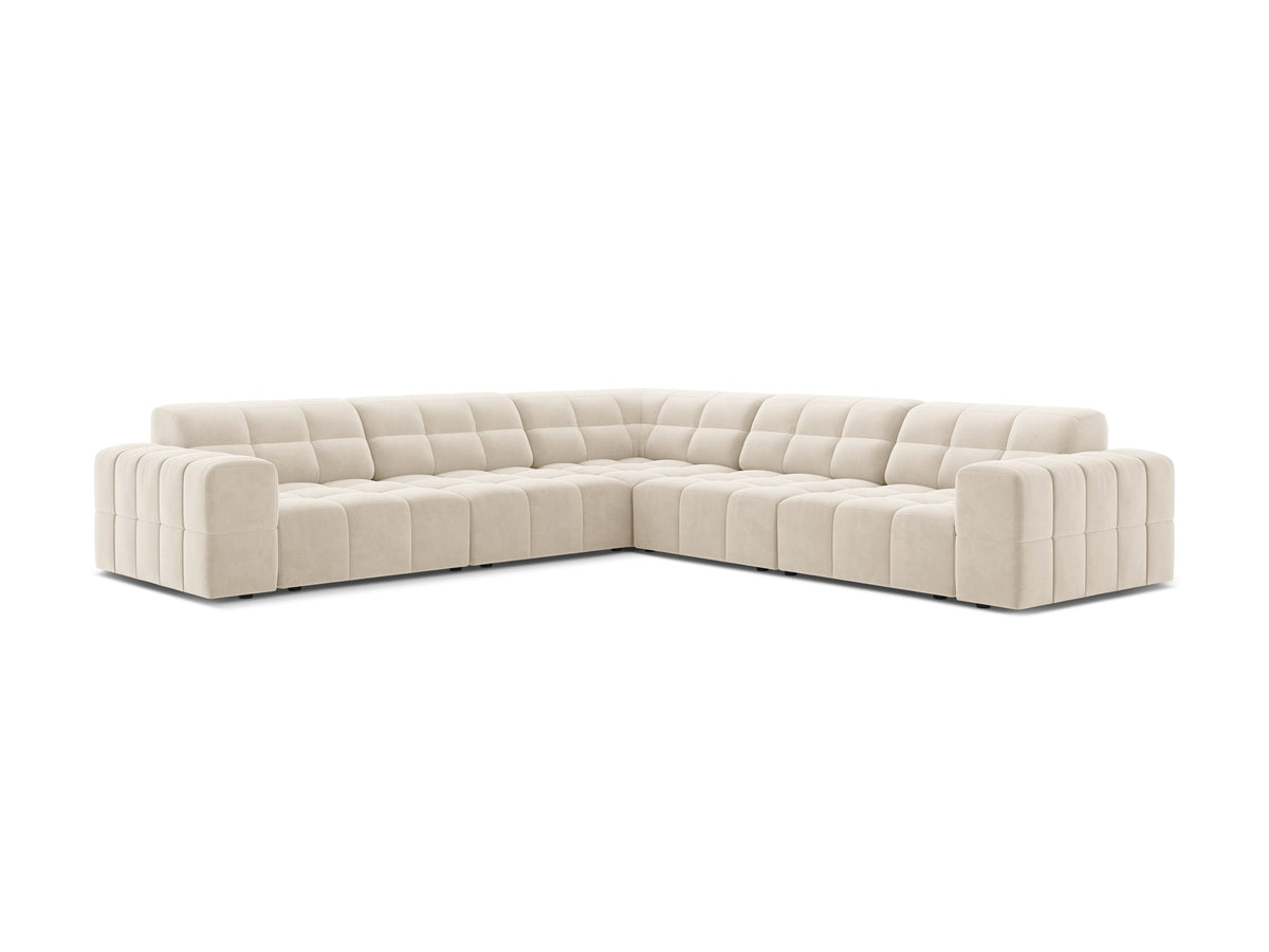 Symmetrisches Ecksofa Jennifer von Micadoni in beige mit Chenille-Bezug, schwarzen Kunststoffbeinen und breiter Sitzfläche.