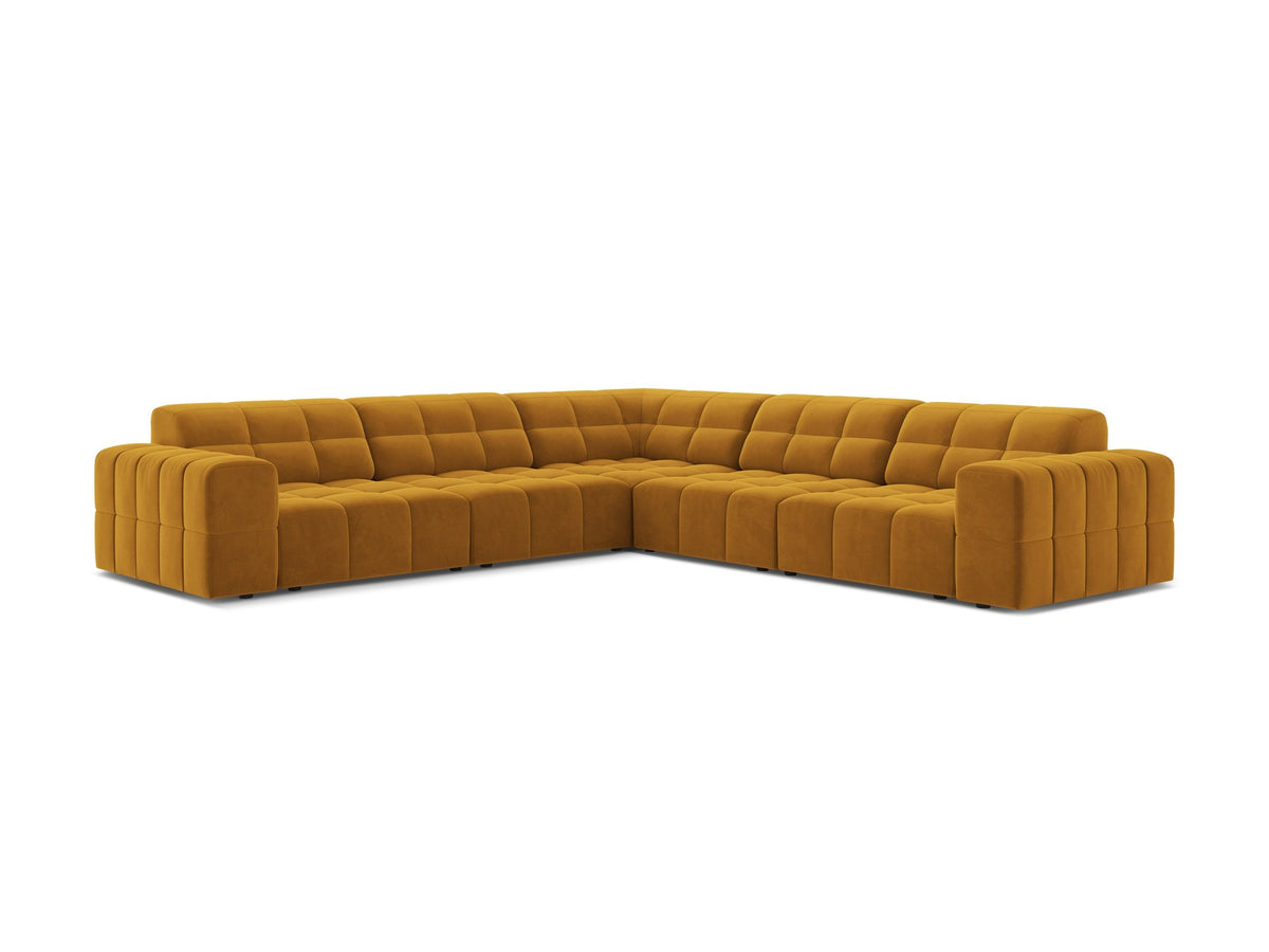 Symmetrisches Ecksofa Jennifer von Micadoni in beige mit Chenille-Bezug, schwarzen Kunststoffbeinen und breiter Sitzfläche.