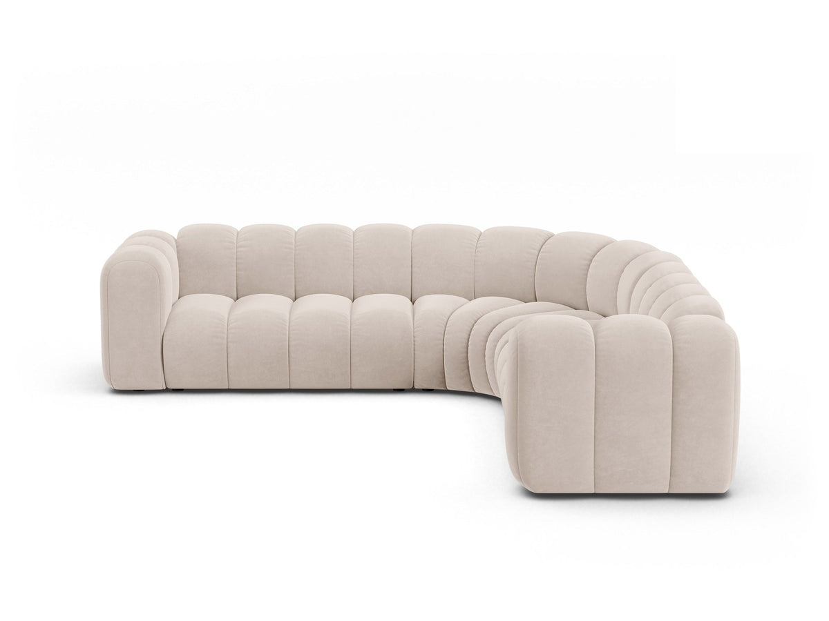Modulares symmetrisches Ecksofa Lupine von Micadoni in leichtem Beige, Stoffbezug Venus, schwarze Kunststoffbeine, grosszügige Sitzfläche.