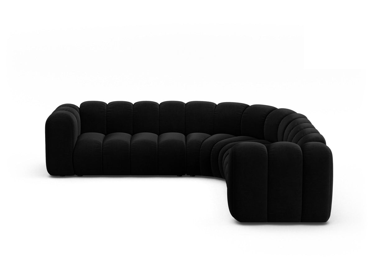 Modulares symmetrisches Ecksofa Lupine von Micadoni in leichtem Beige, Stoffbezug Venus, schwarze Kunststoffbeine, grosszügige Sitzfläche.