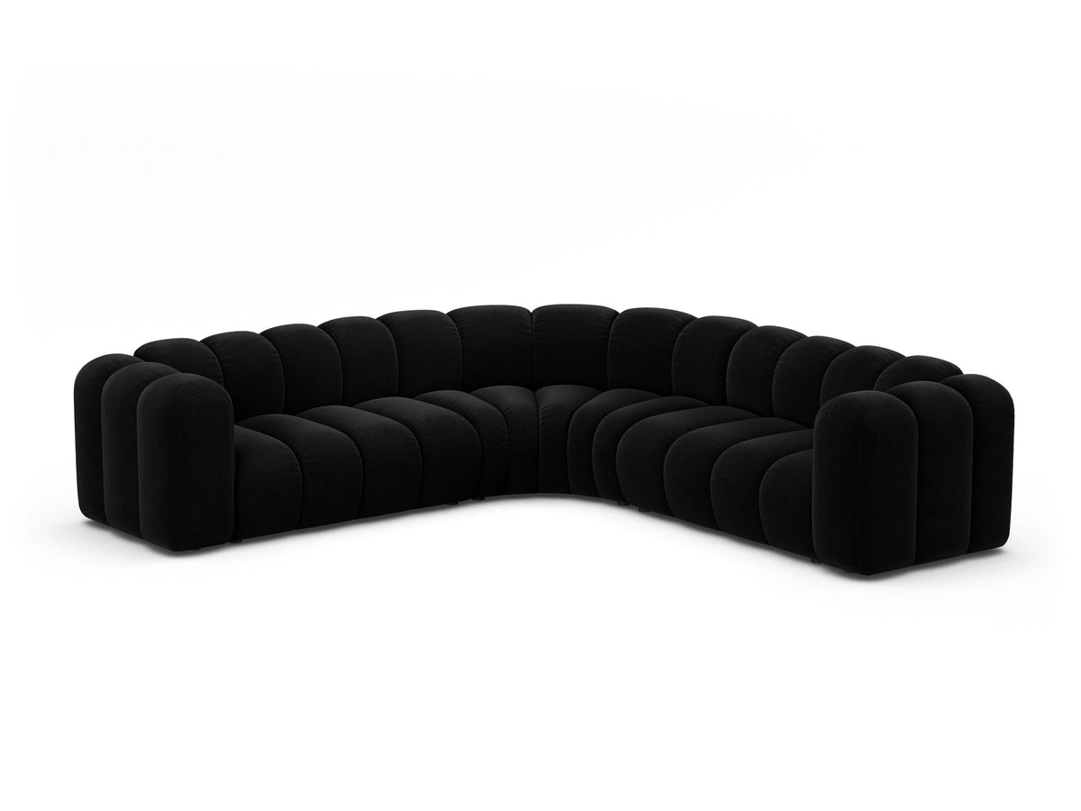Modulares symmetrisches Ecksofa Lupine von Micadoni in leichtem Beige, Stoffbezug Venus, schwarze Kunststoffbeine, grosszügige Sitzfläche.