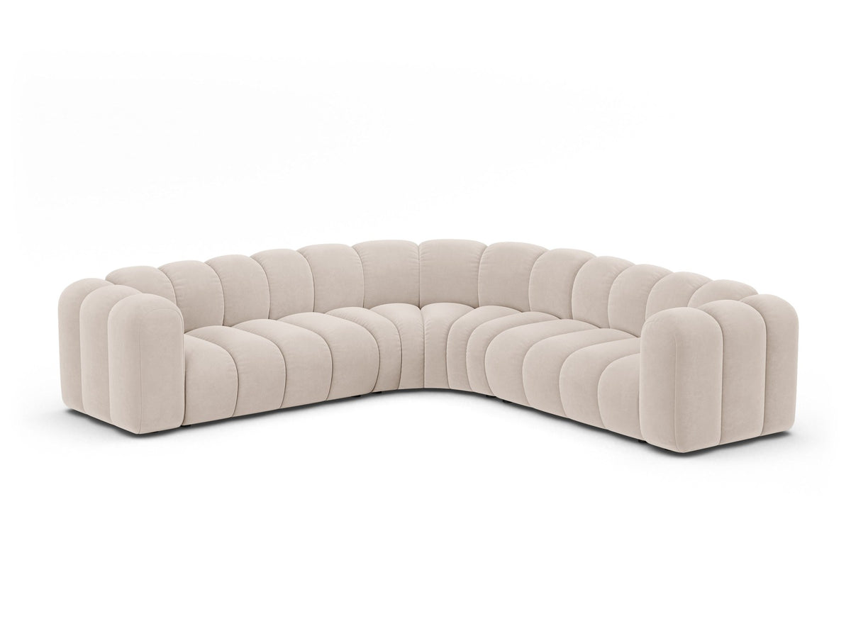 Modulares symmetrisches Ecksofa Lupine von Micadoni in leichtem Beige, Stoffbezug Venus, schwarze Kunststoffbeine, grosszügige Sitzfläche.