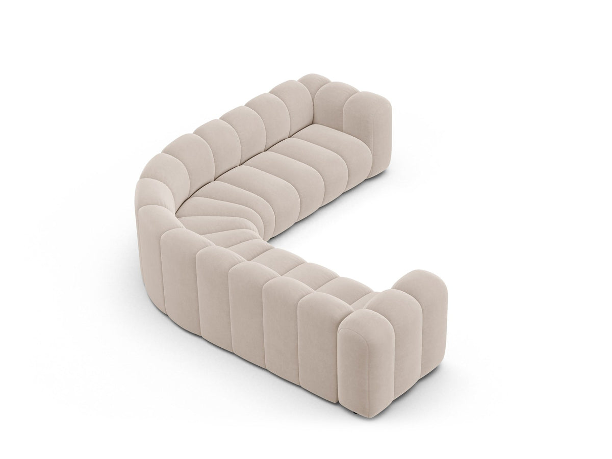 Modulares symmetrisches Ecksofa Lupine von Micadoni in leichtem Beige, Stoffbezug Venus, schwarze Kunststoffbeine, grosszügige Sitzfläche.