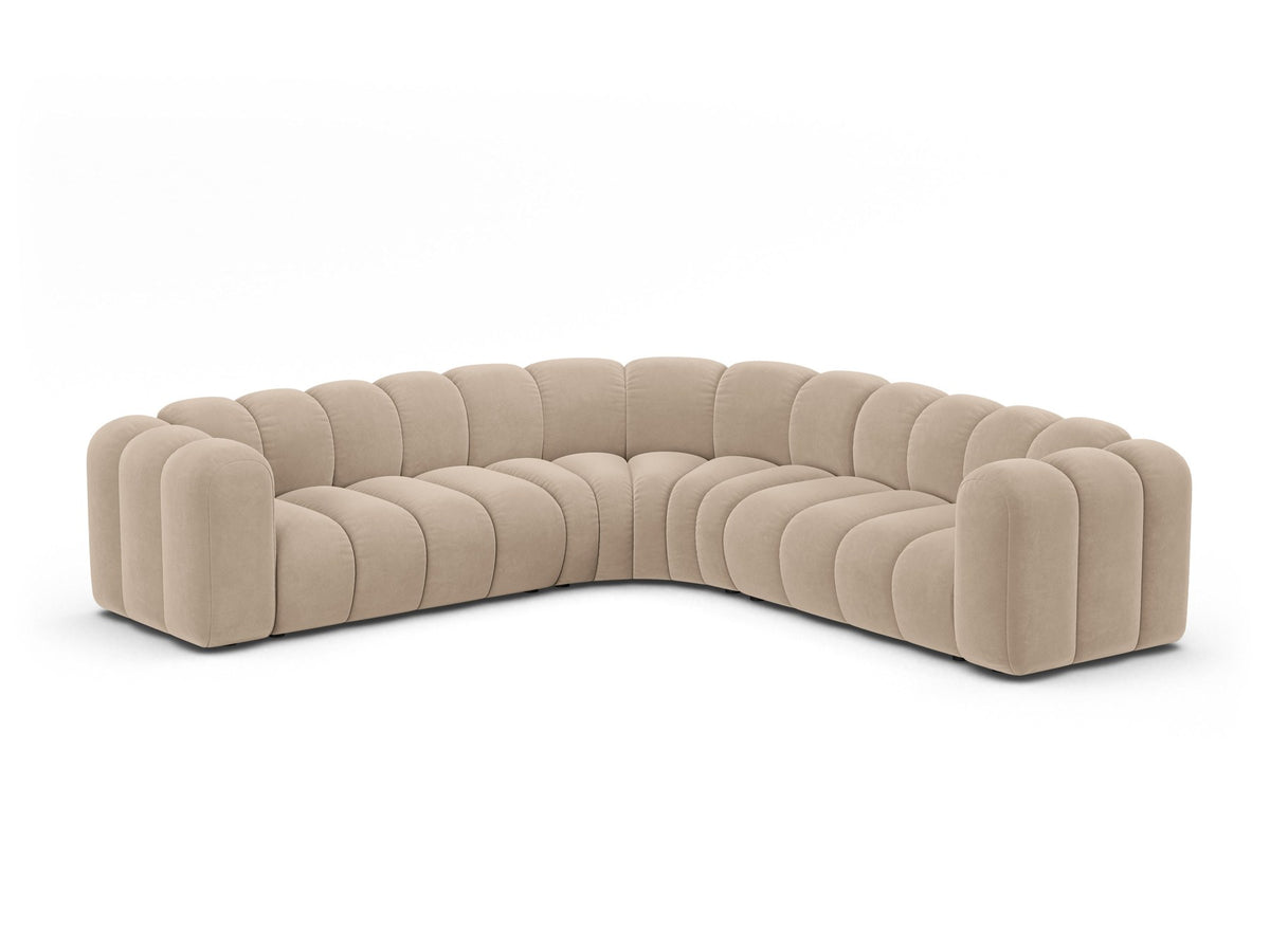 Modulares symmetrisches Ecksofa Lupine von Micadoni in leichtem Beige, Stoffbezug Venus, schwarze Kunststoffbeine, grosszügige Sitzfläche.