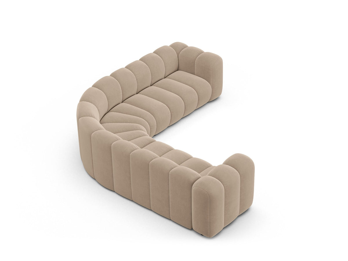 Modulares symmetrisches Ecksofa Lupine von Micadoni in leichtem Beige, Stoffbezug Venus, schwarze Kunststoffbeine, grosszügige Sitzfläche.