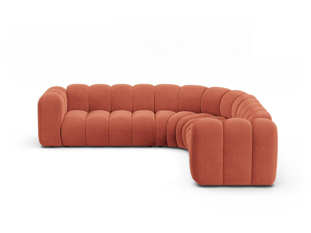 Modulares symmetrisches Ecksofa Lupine von Micadoni in leichtem Beige, Stoffbezug Venus, schwarze Kunststoffbeine, grosszügige Sitzfläche.